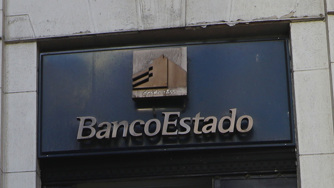 Gran cantidad de personas se aprecian en el BancoEstado por entrega del Bono Covid Navidad